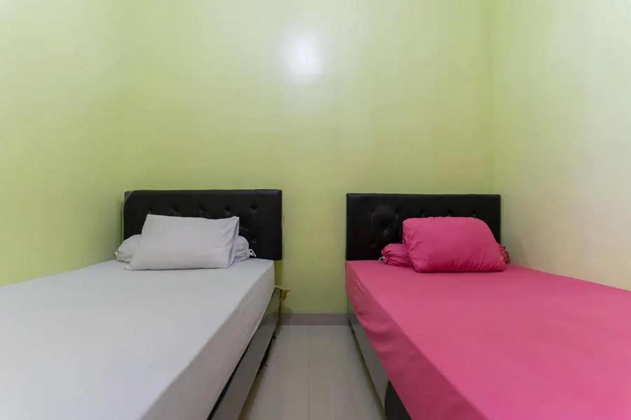 ホテル Kostawira Syariah Bintaro Mitra Reddoorz Mencil エクステリア 写真