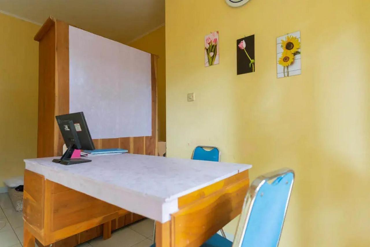 ホテル Kostawira Syariah Bintaro Mitra Reddoorz Mencil エクステリア 写真