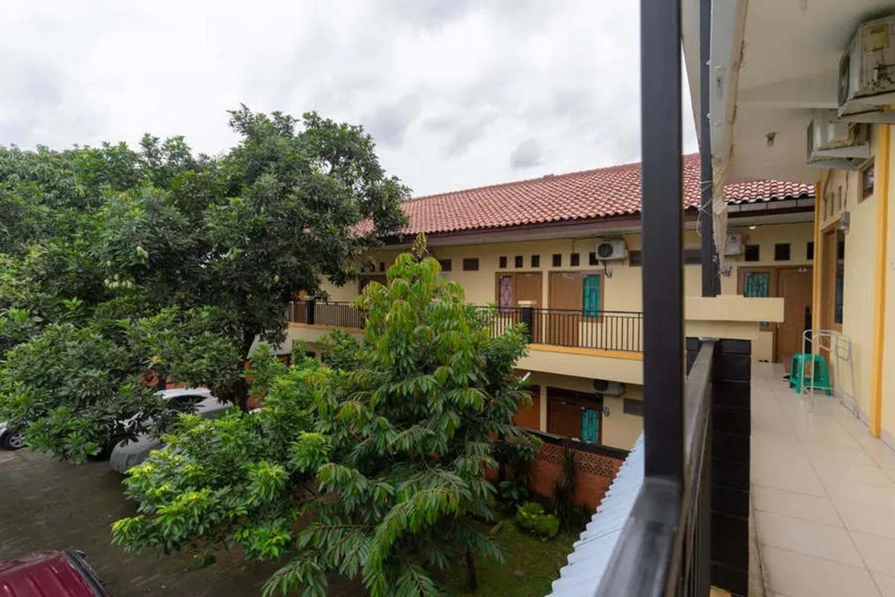 ホテル Kostawira Syariah Bintaro Mitra Reddoorz Mencil エクステリア 写真