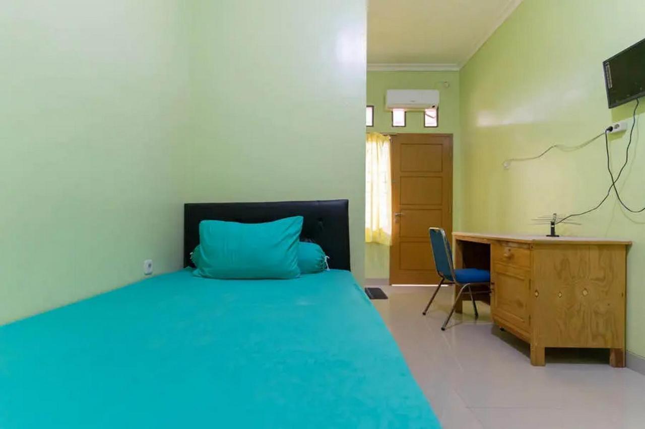 ホテル Kostawira Syariah Bintaro Mitra Reddoorz Mencil エクステリア 写真